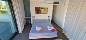 3 bedrooms, desk, iron/ironing board, travel crib - Two-story villa with garden a stone's throw from the sea (Sicilia)