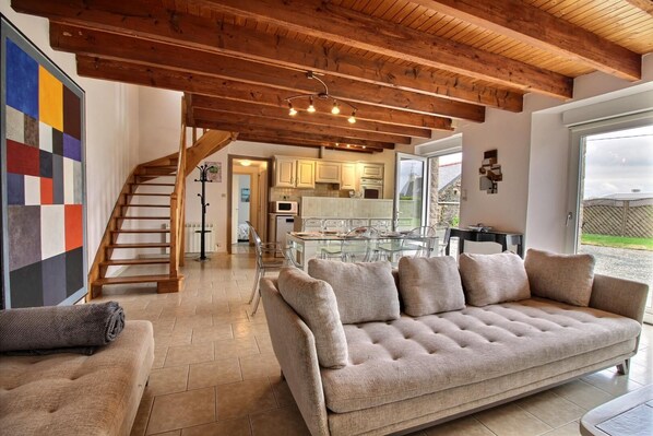 Téléviseur, lecteur de DVD, livres, bureau