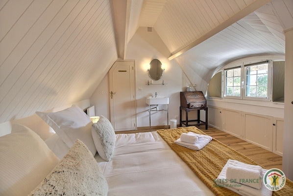 4 bedrooms, iron/ironing board, free WiFi, bed sheets