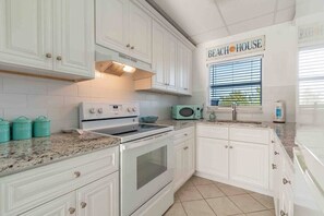 Full-size fridge, microwave, oven, stovetop