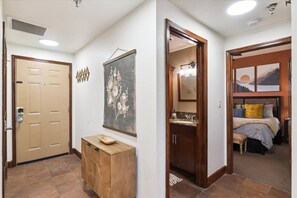 2 chambres, bureau, fer et planche à repasser, lit de bébé portatif