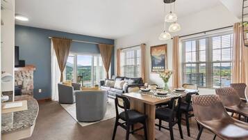 Smart-TV, Kamin, Streaming-Dienste, Arbeitsbereiche