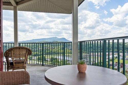 Penthouse with Mountain View, Pool & Hot Tub, King Beds, 1 Mile from Parkway