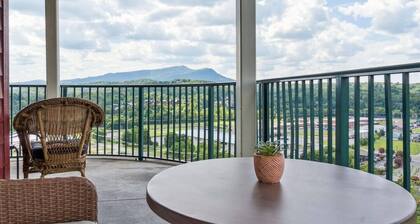 Penthouse with Mountain View, Pool & Hot Tub, King Beds, 1 Mile from Parkway