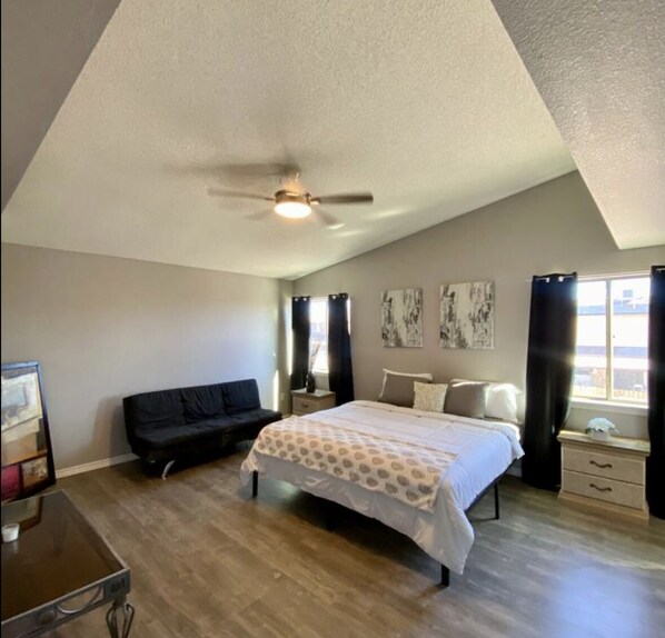 4 habitaciones, tabla de planchar con plancha, wifi y ropa de cama 