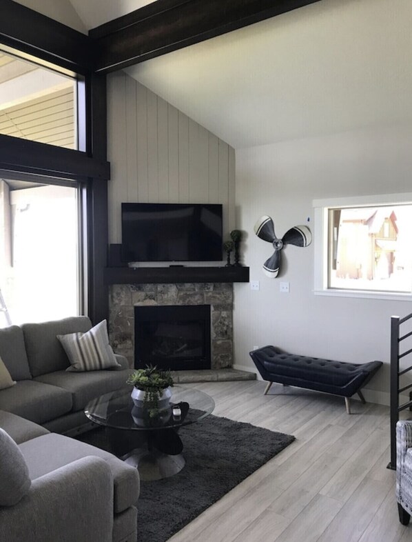 TV connectée, cheminée, lecteur de DVD, table de tennis de table