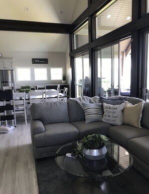 TV connectée, cheminée, lecteur de DVD, table de tennis de table