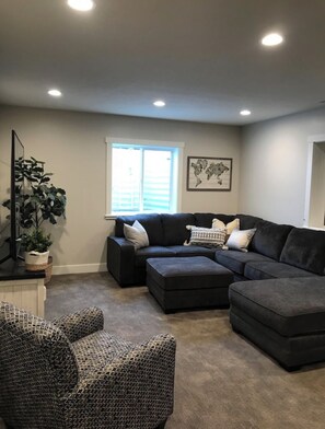 TV connectée, cheminée, lecteur de DVD, table de tennis de table