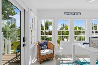 Life’s a Beach- Swimming Pool, Tiki Bar & Putting Green- 1 Block from the Ocean!