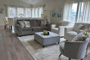 Een smart-tv, een open haard, tafelvoetbal en een tafeltennistafel