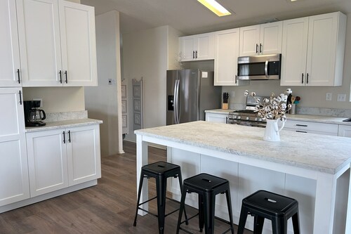 Hilltop Hideaway – Private Retreat - Mtn Views