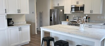 Hilltop Hideaway – Private Retreat - Mtn Views