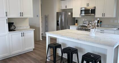 Hilltop Hideaway – Private Retreat - Mtn Views