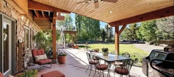Hilltop Hideaway – Private Retreat - Mtn Views
