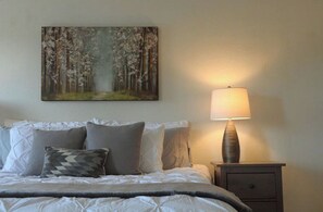 4 habitaciones, escritorio y tabla de planchar con plancha