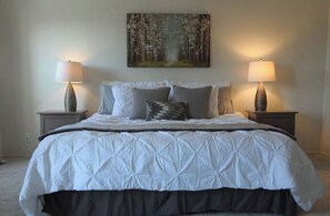 4 slaapkamers, een bureau, een strijkplank/strijkijzer, reisbedje