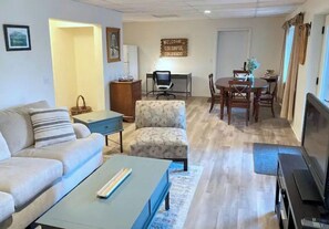 Een smart-tv, een open haard, tafelvoetbal en een tafeltennistafel