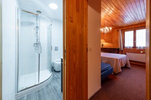 Badewanne, Haartrockner, Handtücher, Seife