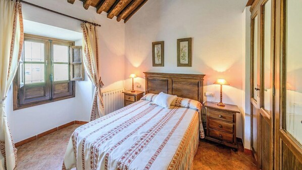 7 quartos, ferros/tábuas de passar roupa, berço de viagem