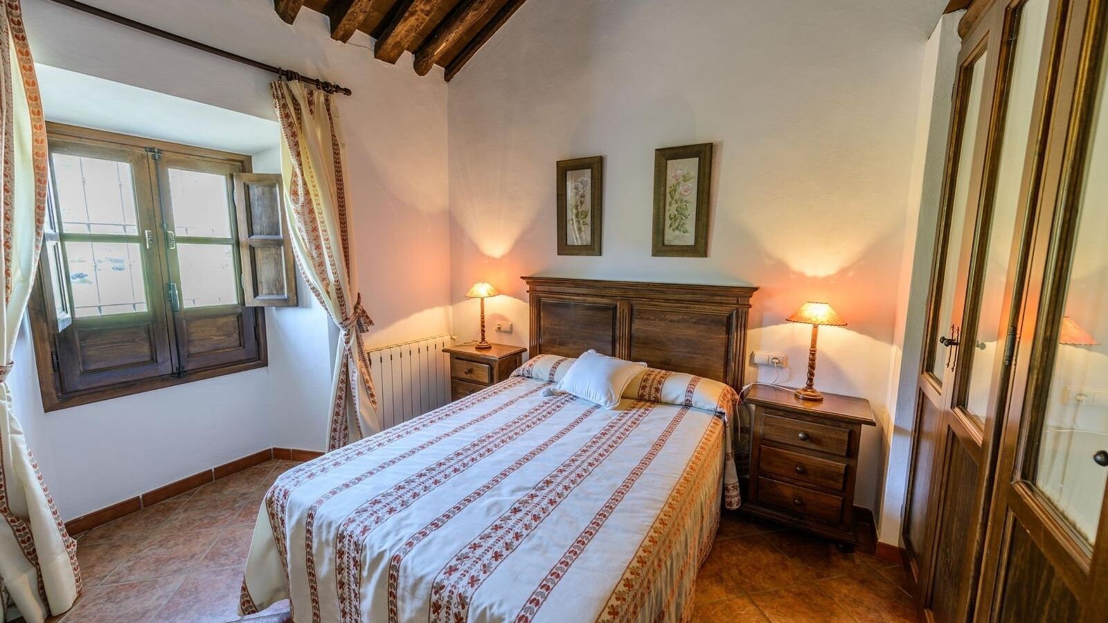 7 chambres, fer et planche à repasser, lit parapluie