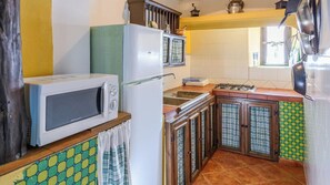 Cafeteira/chaleira, geladeira, micro-ondas, cooktop
