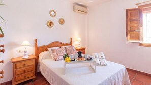 4 habitaciones, tabla de planchar con plancha, cuna de viaje y wifi 