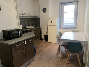 Réfrigérateur, micro-ondes, four, plaque de cuisson