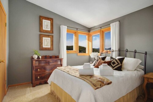 New. Top of the World Lodge. Hot tub. Theater.