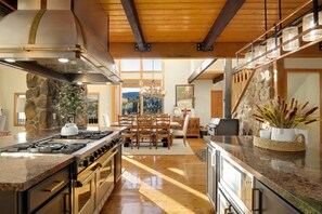 Jääkaappi, mikroaaltouuni, astianpesukone, kahvin-/teenkeitin