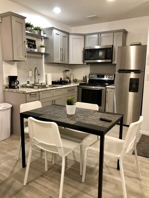 Jääkaappi, mikroaaltouuni, uuni, liesi