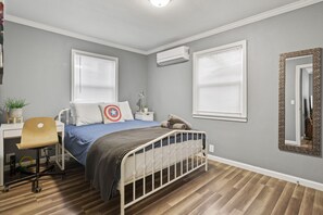 1 bedroom, desk, iron/ironing board, WiFi