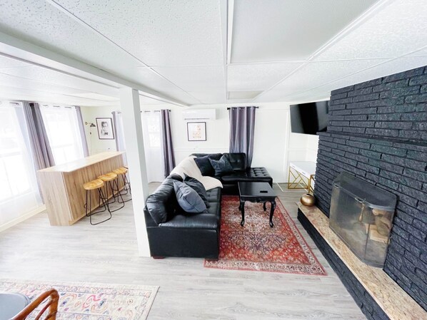 Living area - The Club House - Suite 101 (Sault Ste. Marie)