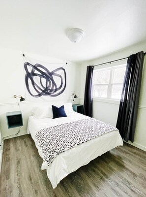 1 bedroom, WiFi, bed sheets - The Club House - Suite 101 (Sault Ste. Marie)