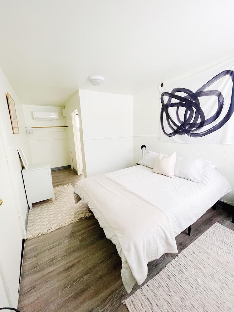 Suite 102 2 Bedroom / 2 Bath + Living & Kitchen Sault Ste. Marie Vrbo