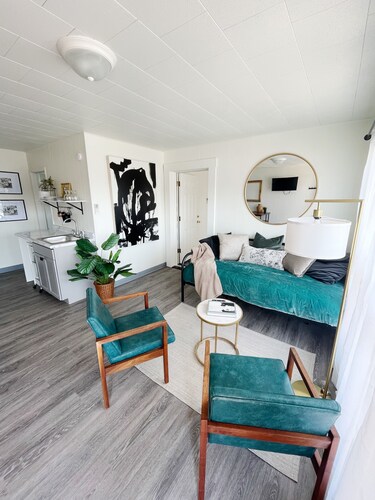 Suite 115 - 1 Bed/2 bath + Living & Kitchen