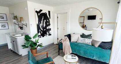 Suite 115 - 1 Bed/2 bath + Living & Kitchen