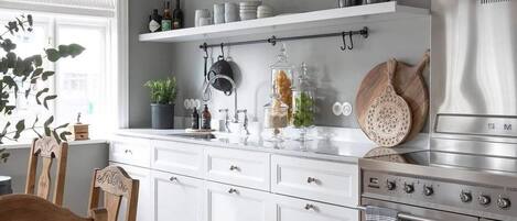 Fridge, oven, stovetop, dishwasher