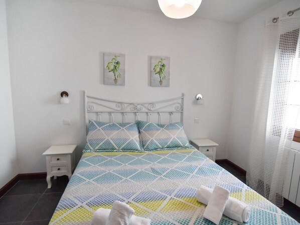 2 slaapkamers, een strijkplank/strijkijzer, internet, beddengoed