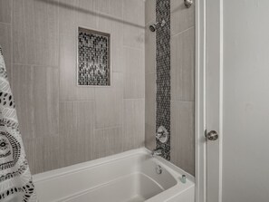 Badewanne, Handtücher, Seife, Toilettenpapier