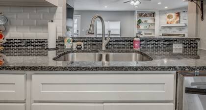 Charming home near Fairgrounds & DownTown sleeps 9