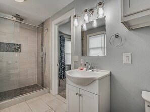 Bathtub, towels, soap, toilet paper - Charming home near Fairgrounds & DownTown sleeps 9 (Oklahoma City)