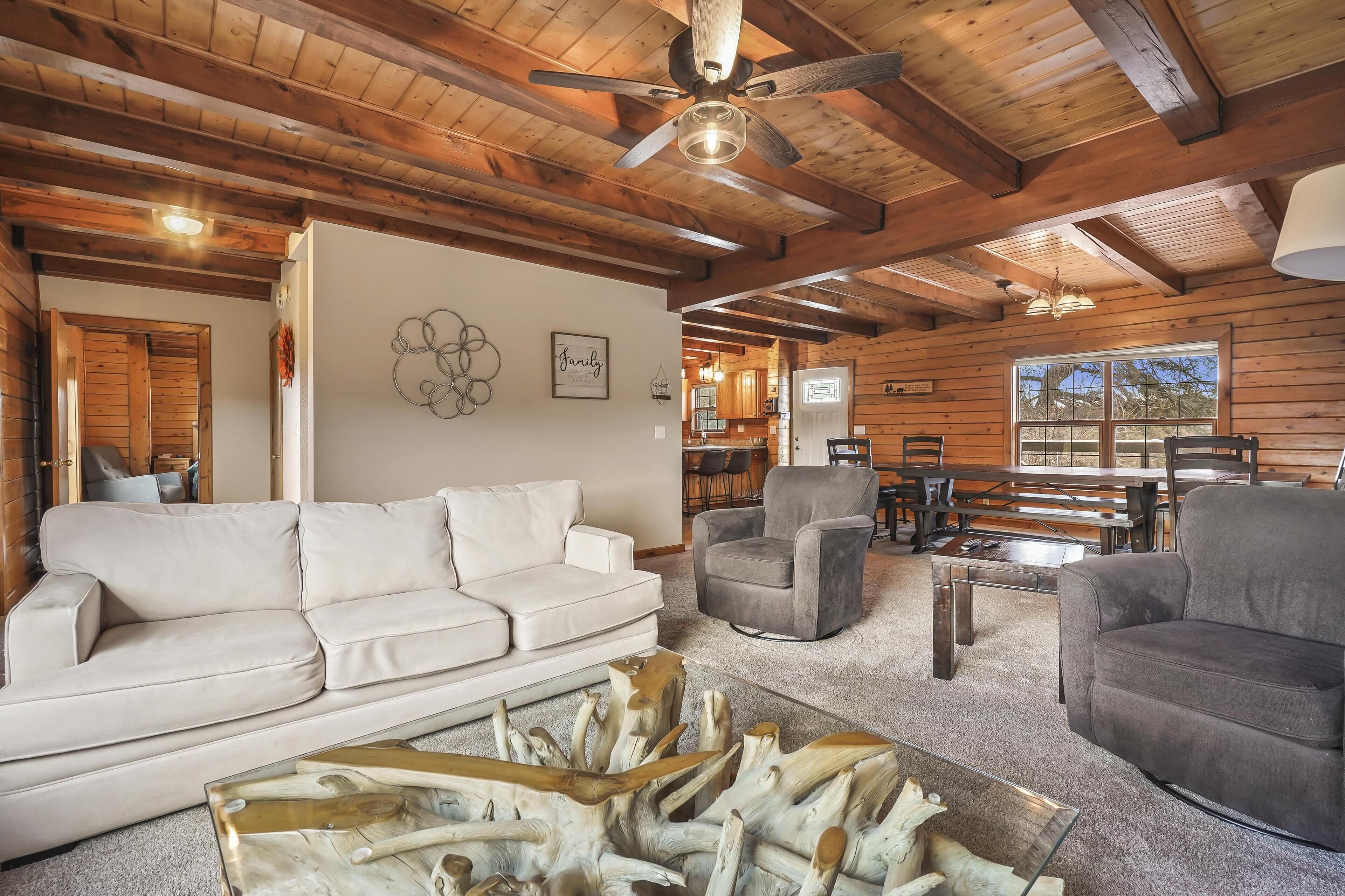 TV connectée, cheminée, lecteur de DVD, baby-foot