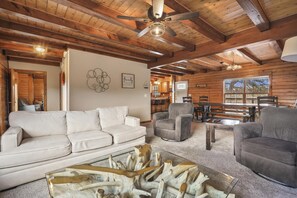 智能电视、壁炉、DVD 播放器、桌上足球