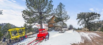 Tranquil 30 acre retreat! Huge cabin with hot tub!