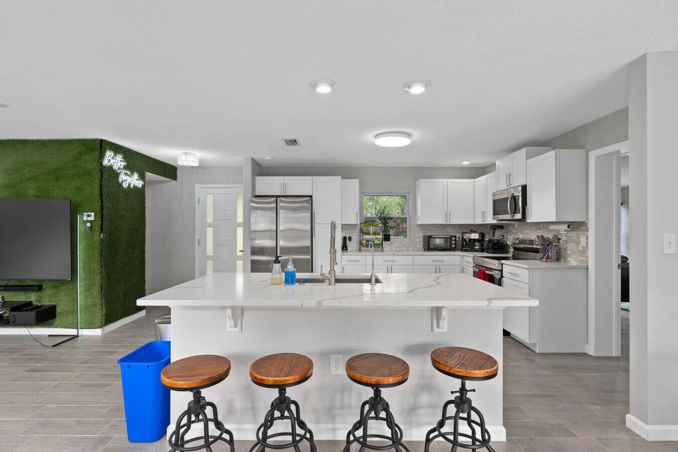 Kjøleskap, mikrobølgeovn, ovn og kokeplater