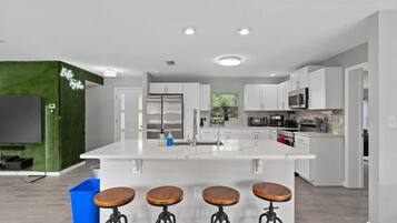 Kjøleskap, mikrobølgeovn, ovn og kokeplater