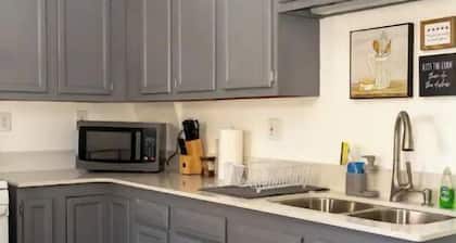 Lovely 2-bedroom rental unit w/ electric fireplace