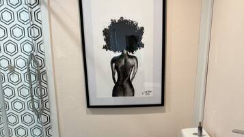 Een douche, een haardroger, handdoeken, toiletpapier