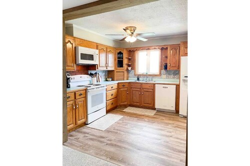 The Farmhouse at Pleasant Ridge | Hot tub 