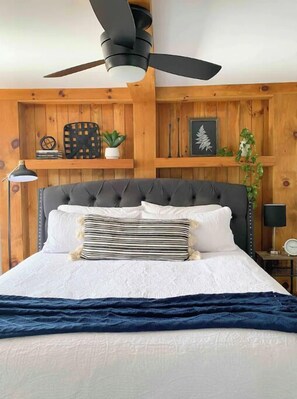 4 habitaciones, escritorio y tabla de planchar con plancha 